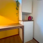 Maatwerk kast met notenhout blad en eiken afwerking